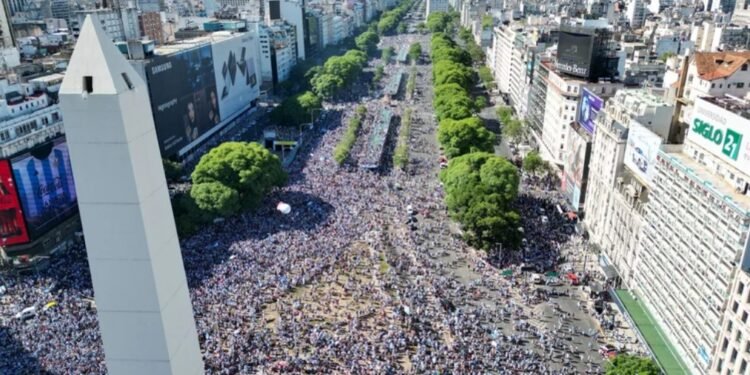 En vivo: la selección argentina campeona del mundo descansa en el predio de la AFA mientras miles de personas se acercan al Obelisco