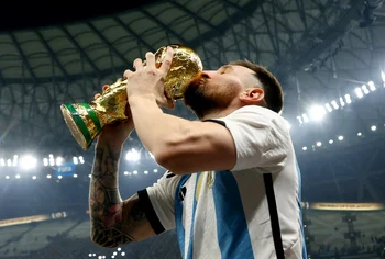 Messi, en su hora más gloriosa, promete seguir en la Selección