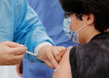 Ola de casos de COVID y fin de año: qué vacunas deben aplicarse los niños y adolescentes