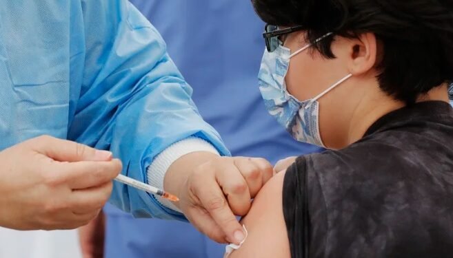 Ola de casos de COVID y fin de año: qué vacunas deben aplicarse los niños y adolescentes