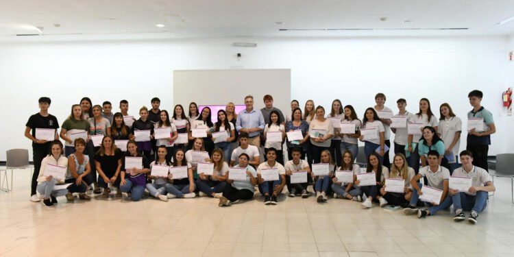 Reconocimiento a estudiantes destacados y destacadas del secundario