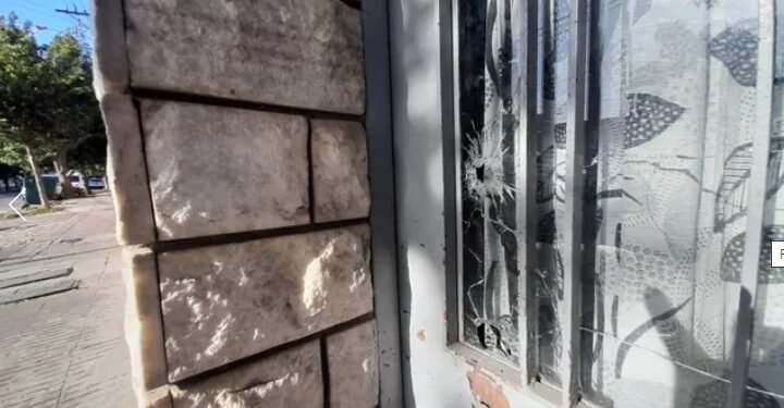 Feroz balacera en barrio Tablada: acribillaron el frente de una peluquería