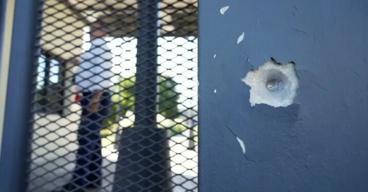 Tres balaceras en pocas horas: un multimedios y dos dependencias del servicio penitenciario