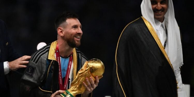 El emir de Qatar llegó con un imponente yate al puerto de La Plata