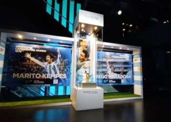 Exhiben en Rosario la réplica de la Copa del Mundo