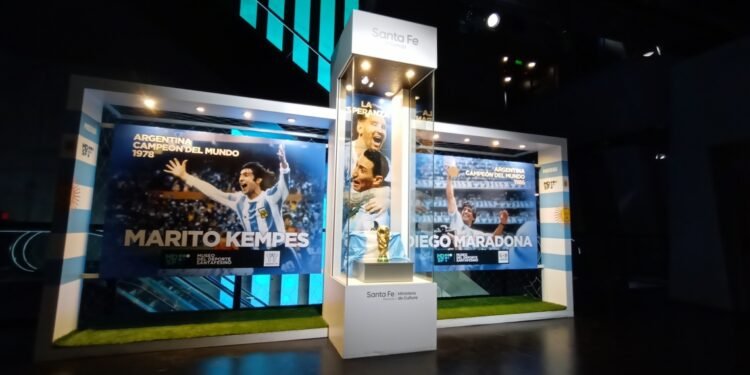 Exhiben en Rosario la réplica de la Copa del Mundo