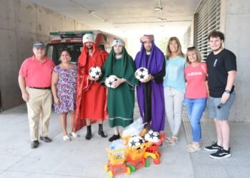 Los Reyes Magos pasaron por el Hospital y el Hogar de Menores Madres