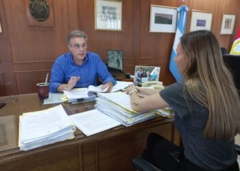 Luis Castellano firmó el llamado a licitación para cloacas en cuatro barrios