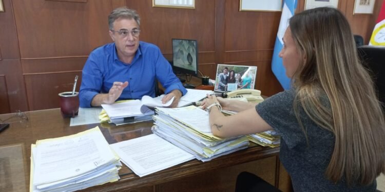 Luis Castellano firmó el llamado a licitación para cloacas en cuatro barrios