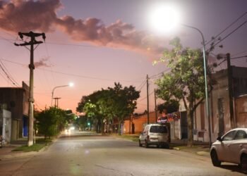 Siguen completando la iluminación LED en avenida Brasil