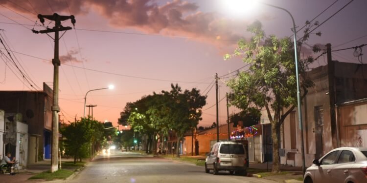 Siguen completando la iluminación LED en avenida Brasil