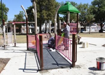 Comenzó la colocación de nuevos juegos en la Plaza Balbi