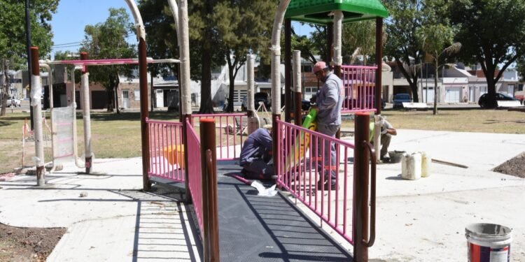 Comenzó la colocación de nuevos juegos en la Plaza Balbi