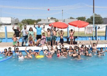 Chicos y chicas de “Todos al agua” recibieron su regalo de Reyes