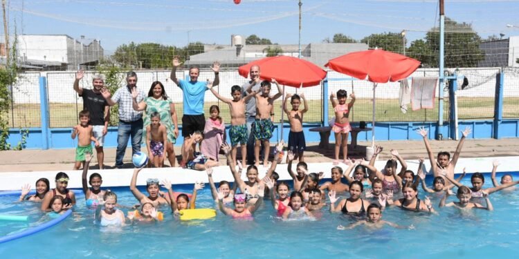 Chicos y chicas de “Todos al agua” recibieron su regalo de Reyes