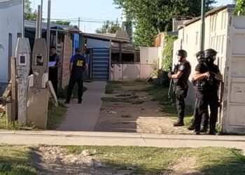 Gran despliegue de la AIC para realizar allanamientos en simultáneo: Un hombre detenido