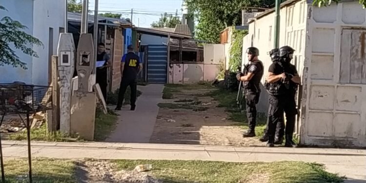 Gran despliegue de la AIC para realizar allanamientos en simultáneo: Un hombre detenido
