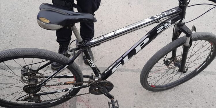 Un menor con reconocido prontuario robó una bicicleta SLP desde un domicilio