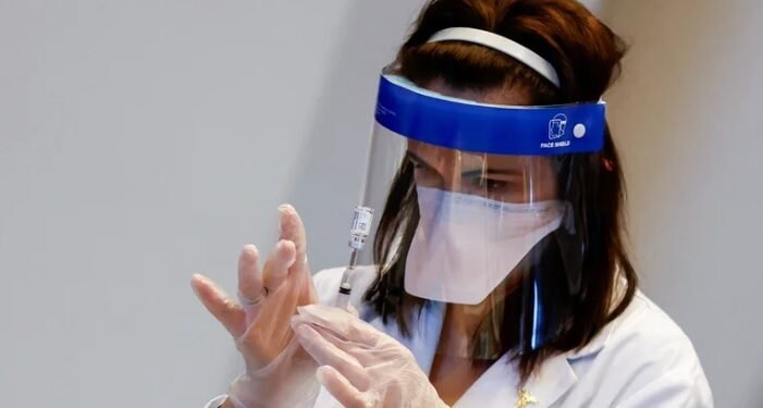 Cómo es el nuevo modelo matemático que permite calcular la protección y duración de los refuerzos contra el COVID