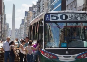 Los aumentos que llegan con 2023: combustibles, transporte, internet, prepagas, tarifa de agua y alquileres