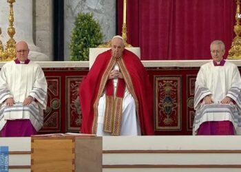 En un funeral solemne Francisco despidió a Benedicto XVI