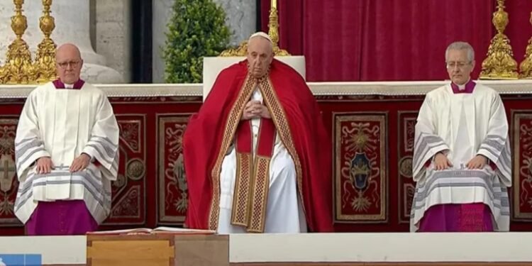 En un funeral solemne Francisco despidió a Benedicto XVI