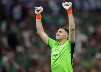 Dibu Martínez elegido por la IFFHS como el segundo mejor arquero