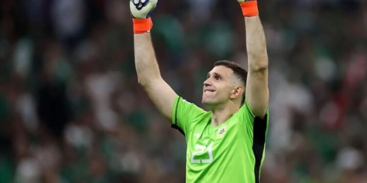 Dibu Martínez elegido por la IFFHS como el segundo mejor arquero