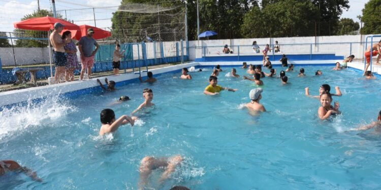 “Jugando en verano”: pileta, deporte y recreación