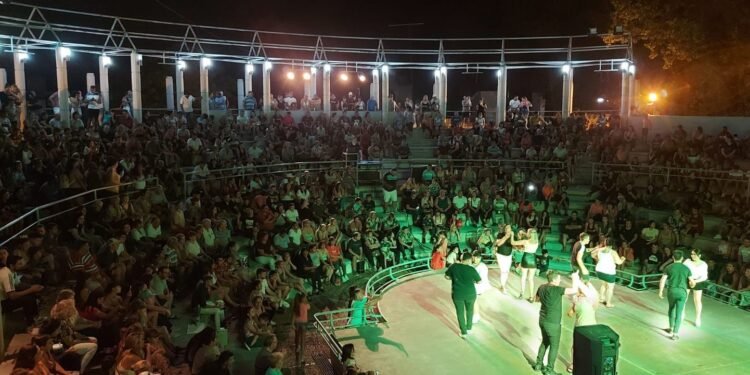 Multitudinaria “Noche de Cumbia” en la primera semana de Verano Acá