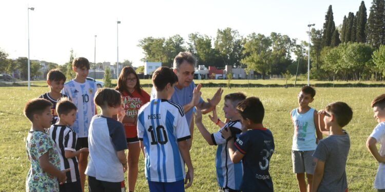 Se construirán veredas en la plaza del barrio Los Arces