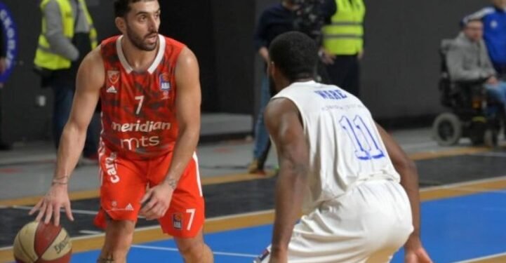 Campazzo, pese a no poder jugar, se queda en Estrella Roja