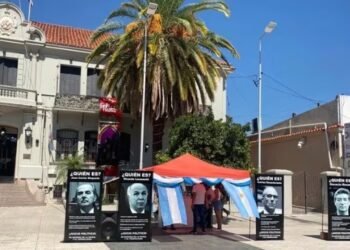 Aparecieron carteles en contra de los jueces de la Corte Suprema frente a la Casa de Gobierno de La Rioja