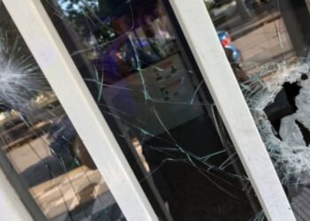 Piedrazos, balas y mensaje mafioso contra la Municipalidad y la Defensoría del Pueblo de Villa Gobernador Gálvez