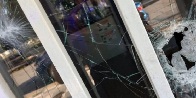 Piedrazos, balas y mensaje mafioso contra la Municipalidad y la Defensoría del Pueblo de Villa Gobernador Gálvez