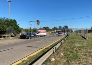 Una mujer motociclista fue embestida por una camioneta y falleció