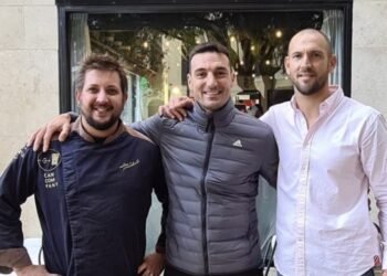 El técnico campeón del Mundo de visita por restaurante de rafaelinos