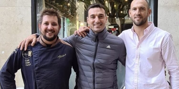 El técnico campeón del Mundo de visita por restaurante de rafaelinos