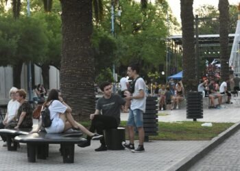 Vecinos eligen los canteros del centro para pasar las tardes de verano
