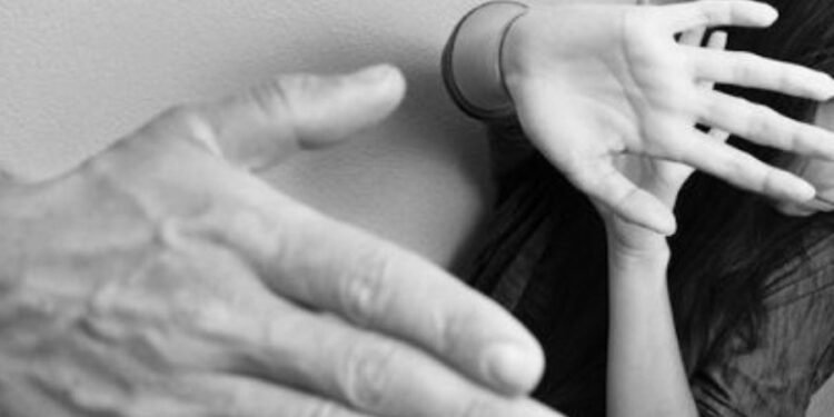 Le escondió los estupefacientes y recibió una golpiza