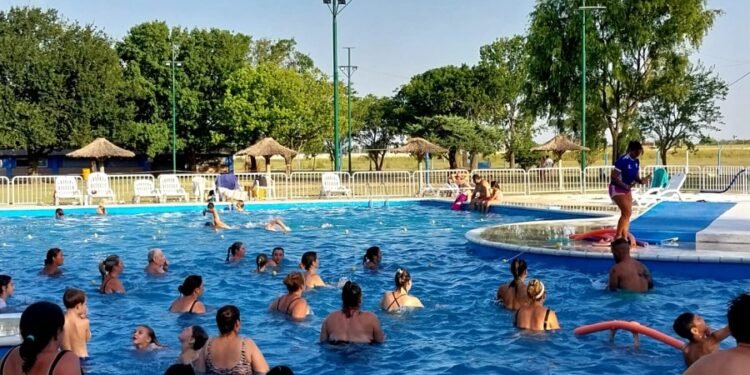 AR: comenzaron las clases de Aquagym en la pileta