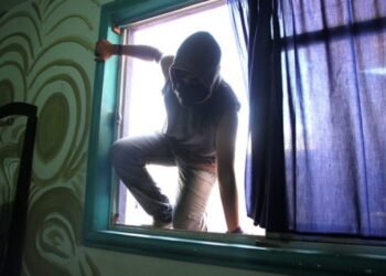Mientras dormía, un delincuente se adentró hasta su habitación