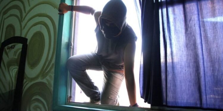 Mientras dormía, un delincuente se adentró hasta su habitación