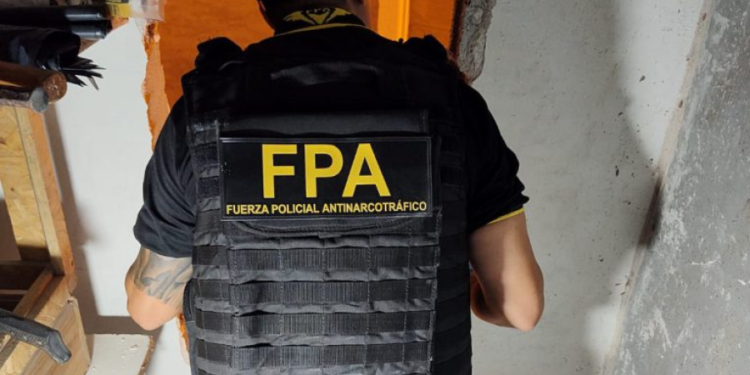 Córdoba: descubrieron detrás de una heladera una puerta “secreta” que llevaba a un invernadero de marihuana