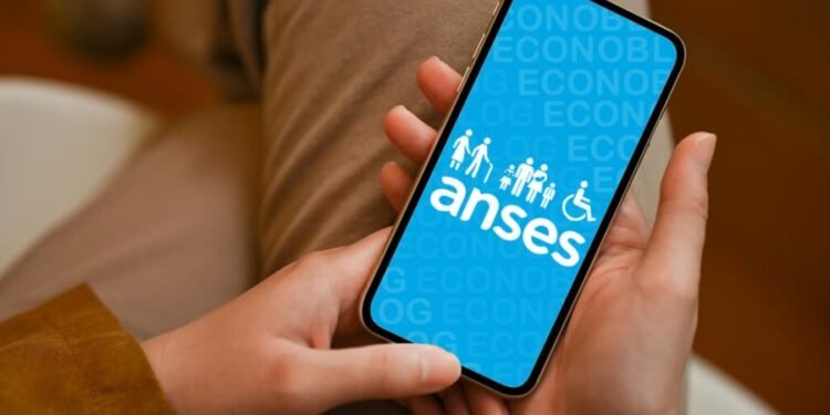 Beneficiarios de la AUH y Asignación Familiar cobrarán una “ayuda económica”