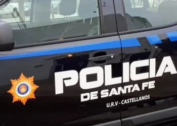 Desesperado forcejeo de una mujer con delincuentes