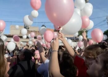 Suelta de globos en barrio Alvear en memoria de Candelaria: «Te vamos a extrañar, siempre»