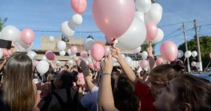 Suelta de globos en barrio Alvear en memoria de Candelaria: «Te vamos a extrañar, siempre»