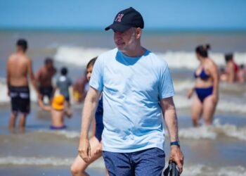 Primera incursión electoral de Larreta en la Costa: selfies en la playa y el escándalo de los chats