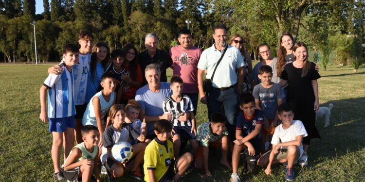 Se construirán veredas en la plaza del barrio Los Arces